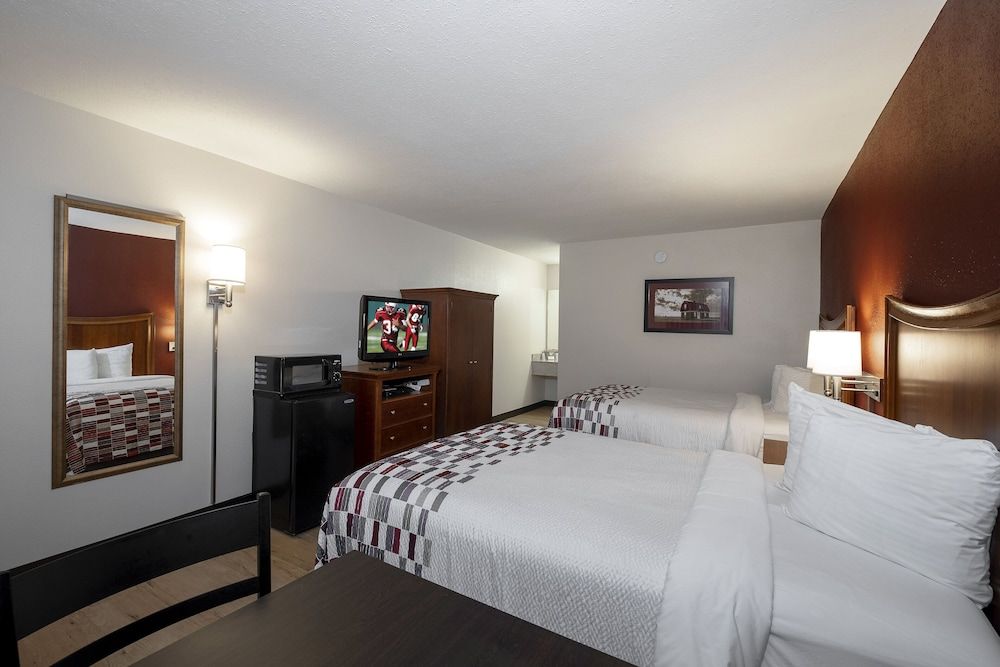 Red Roof Inn Dothan Deluxe Room, 2 Queen Beds, Non Smoking 3