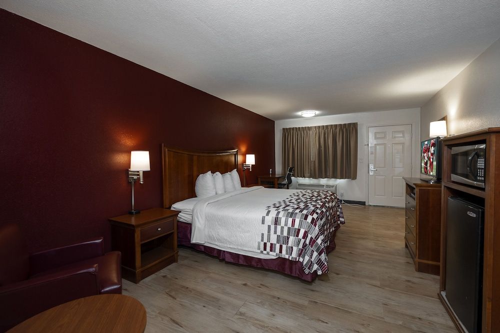 Red Roof Inn Dothan Superior Room, 1 King Bed, Non Smoking (First Floor) 2