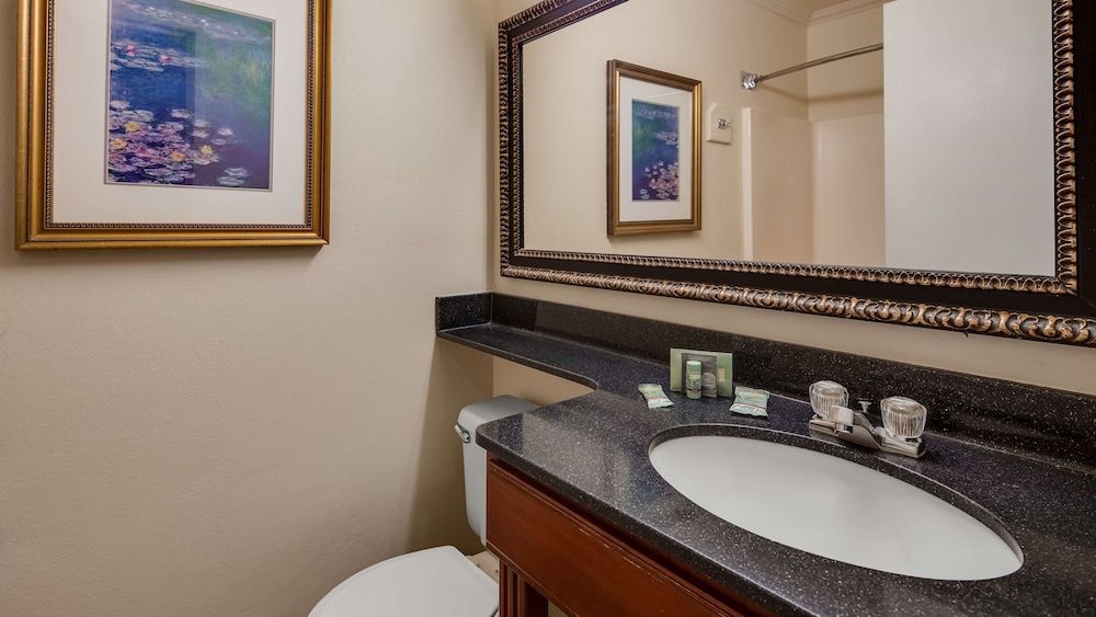 Best Western Lapeer Inn Standard Room, 2 Queen Beds, Accessible, Bathtub 3