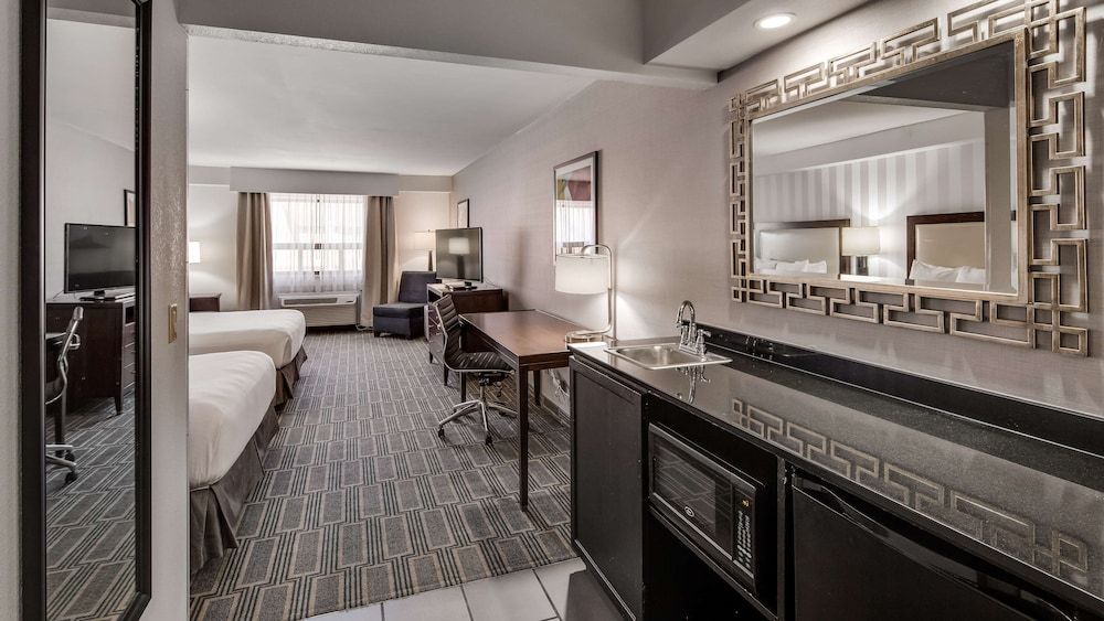 Best Western Lapeer Inn Suite, 2 Queen Beds, Accessible, Bathtub 6