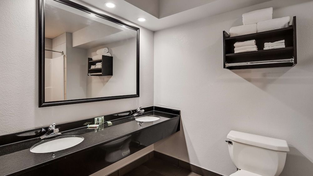 Best Western Lapeer Inn Suite, 2 Queen Beds, Accessible, Bathtub 3