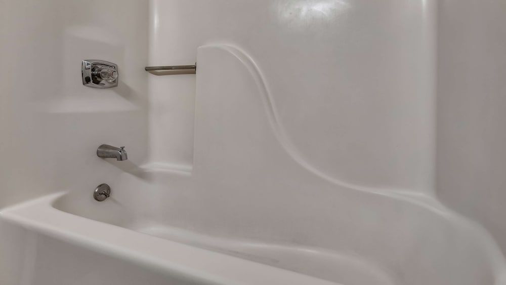 Best Western Lapeer Inn Suite, 2 Queen Beds, Accessible, Bathtub 4