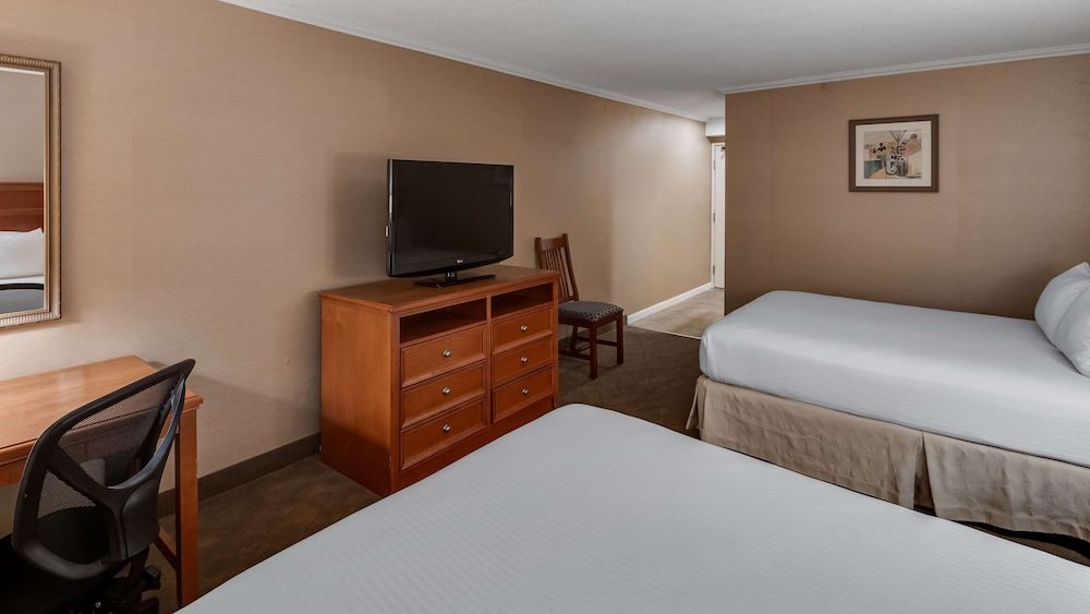 Best Western Lapeer Inn Standard Room, 2 Queen Beds, Accessible, Bathtub 2