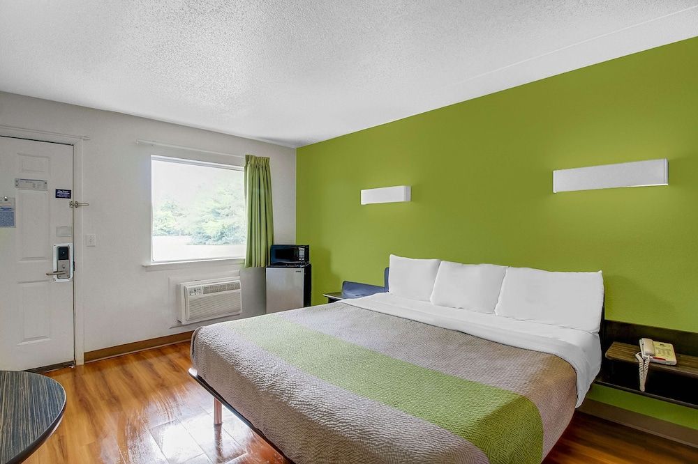 Motel 6 Charles Town, WV Deluxe Room, 1 King Bed, Smoking, Refrigerator & Microwave