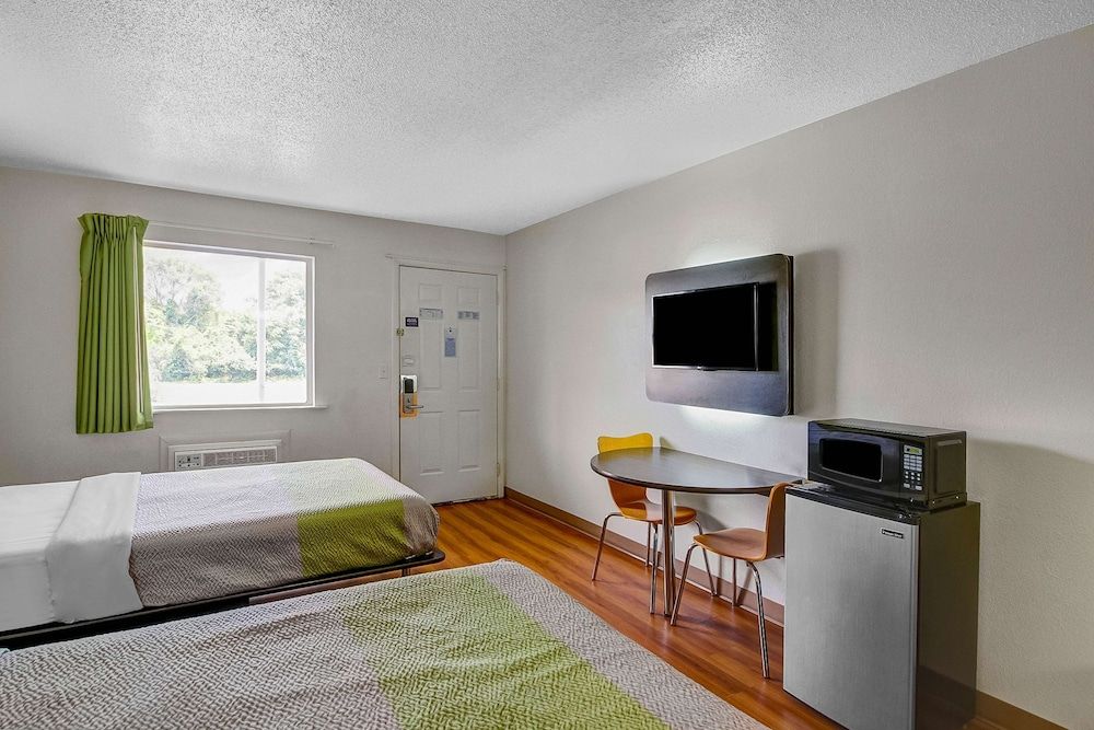 Motel 6 Charles Town, WV Deluxe Room, 2 Double Beds, Smoking, Refrigerator & Microwave 5