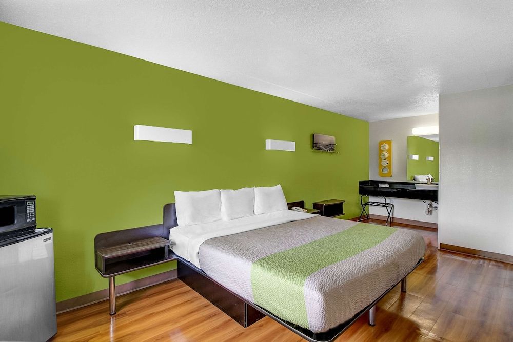 Motel 6 Charles Town, WV Deluxe Room, 1 King Bed, Smoking, Refrigerator & Microwave 2