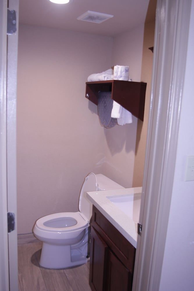 Americas Best Value Inn Port Aransas Suite, 2 Bedrooms, Non Smoking, Kitchenette 3