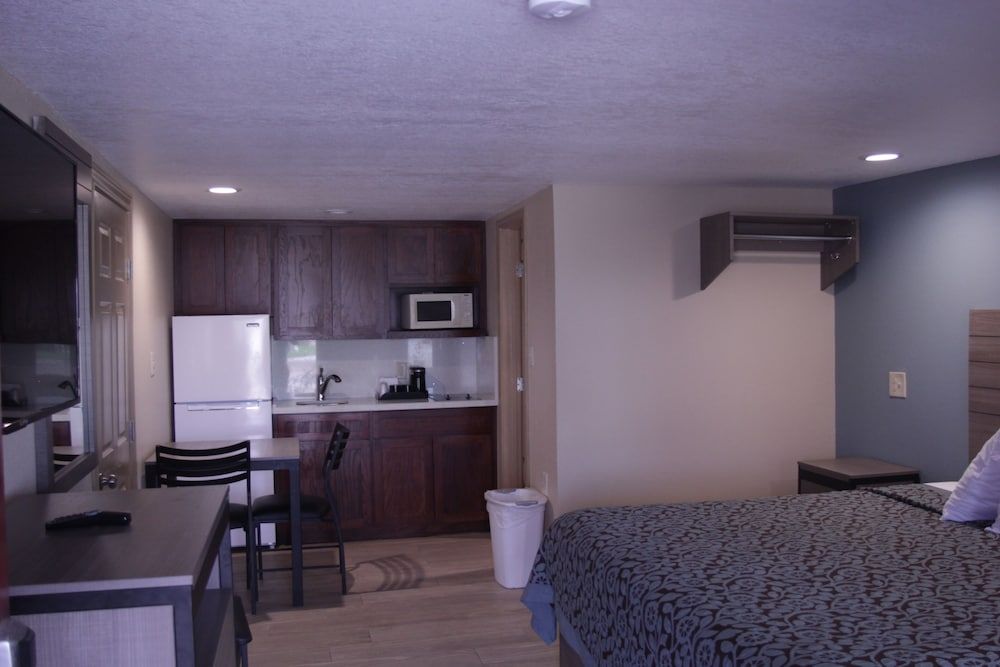 Americas Best Value Inn Port Aransas Suite, 2 Bedrooms, Non Smoking, Kitchenette 5
