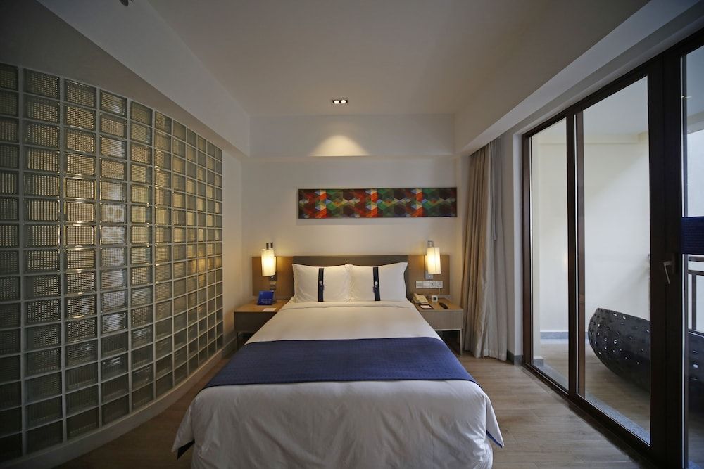 Holiday Inn Express Haikou West Coast by IHG Standard Room, 1 Queen Bed, Garden View 2