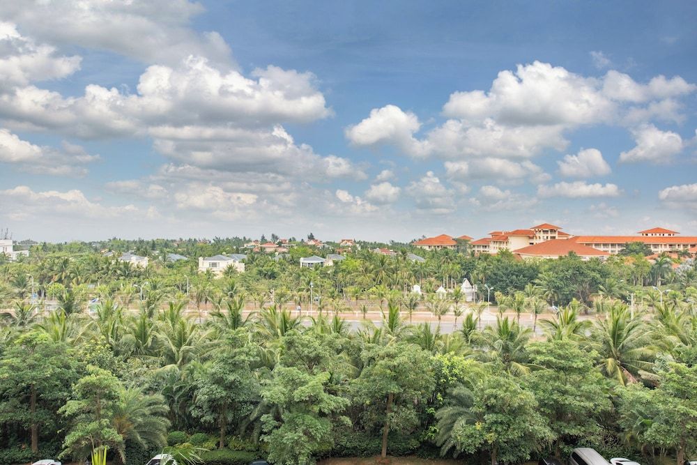 Holiday Inn Express Haikou West Coast by IHG Standard Room, 1 Queen Bed, Garden View 6