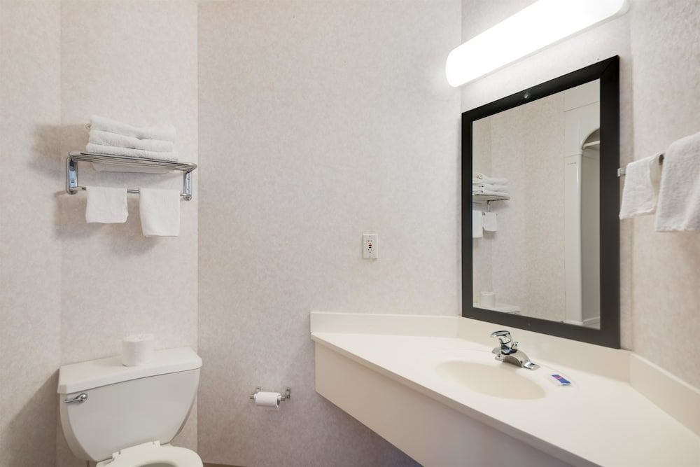 Motel 6 Statesville, NC Standard Room, 1 Queen Bed, Smoking 8