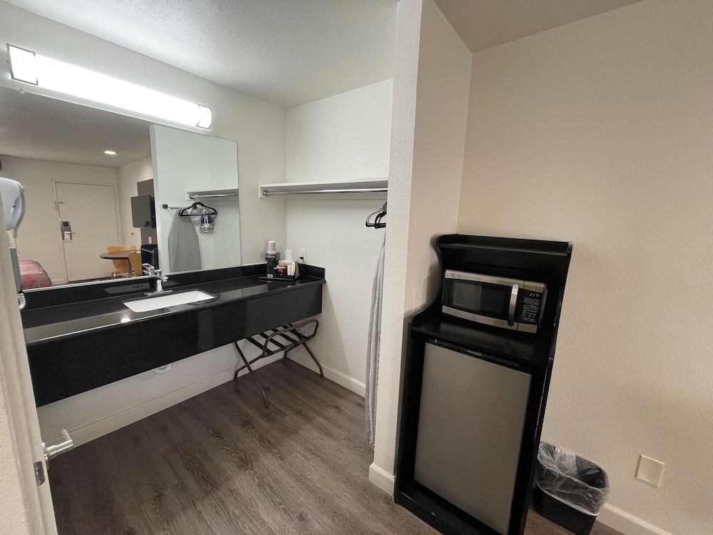 Claremont Lodge Room, 1 King Bed, Non Smoking 6