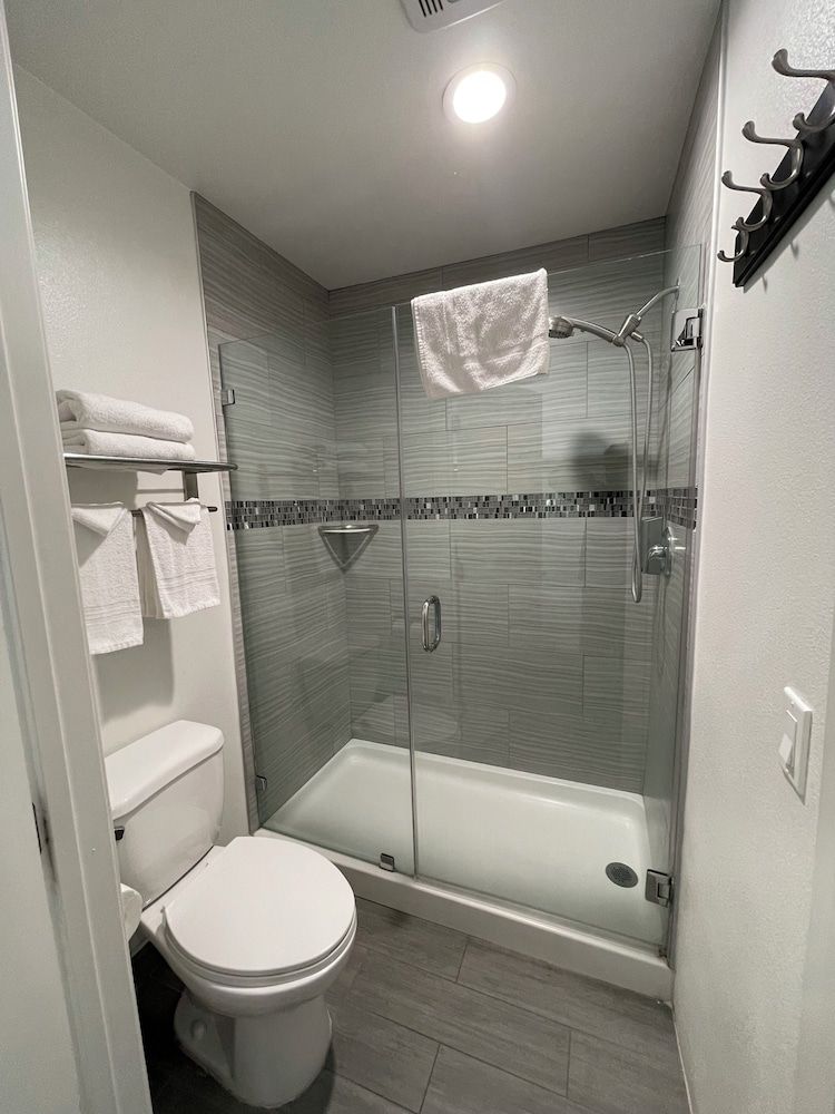 Claremont Lodge Room, 1 King Bed, Non Smoking 7