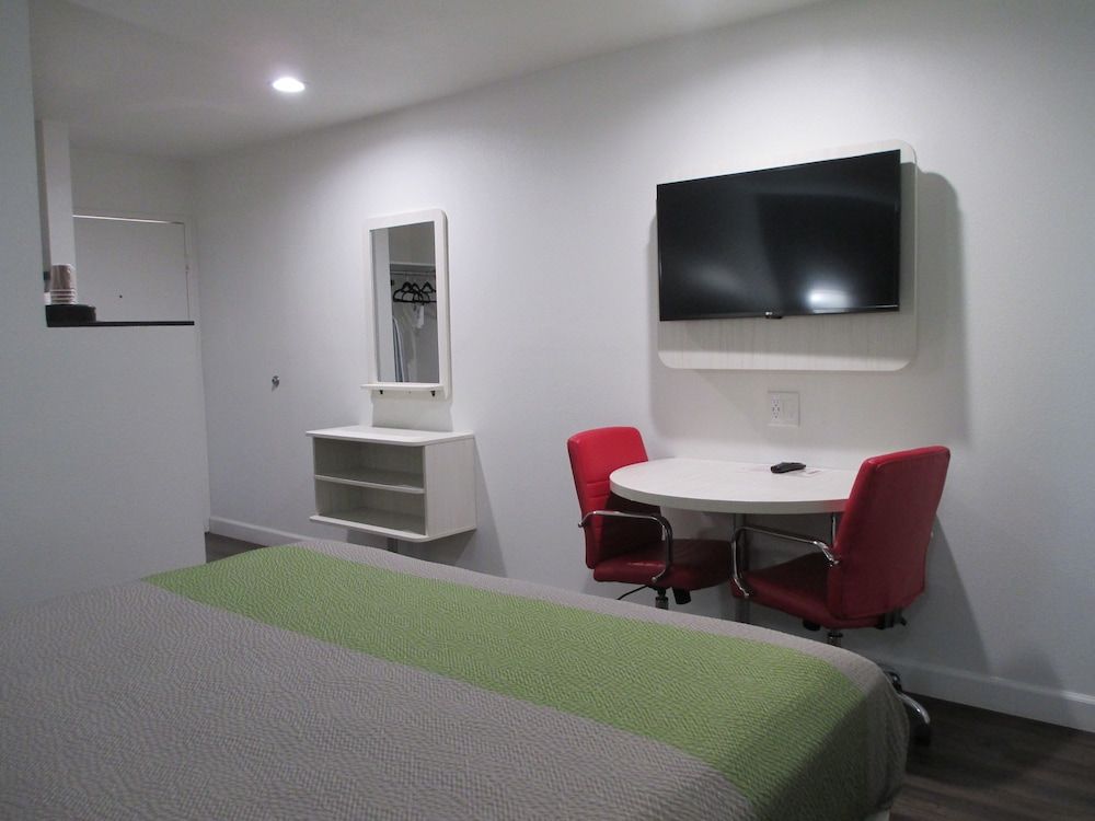 Claremont Lodge Room, 1 King Bed, Non Smoking 9