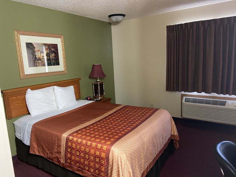 Heartland Hotel and Suites Room, 1 Double Bed