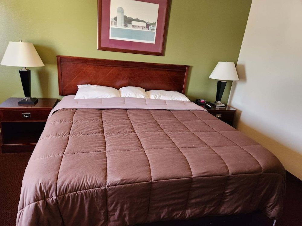 Heartland Hotel and Suites Room, 1 King Bed