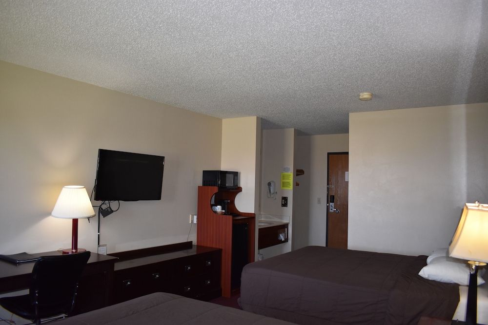 Heartland Hotel and Suites Double Room, 2 Double Beds 3