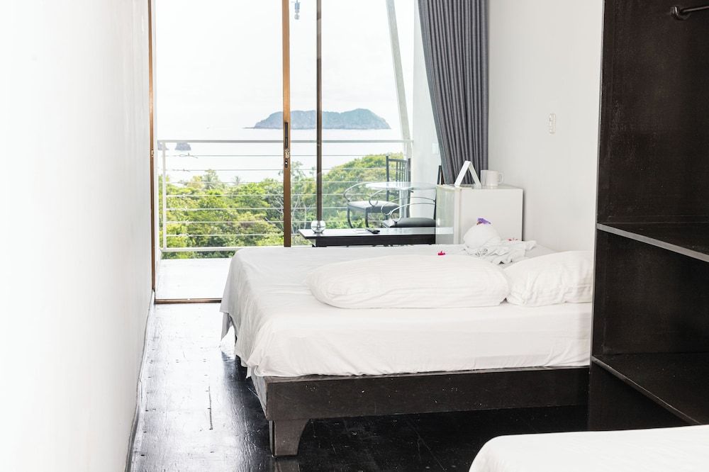 El Faro Containers Beach Hotel Superior Quadruple Room 3