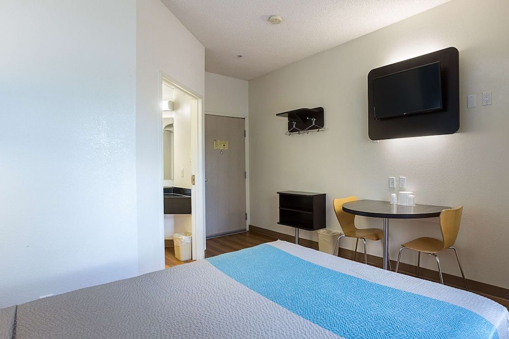 Motel 6 Page, AZ Room, 1 Queen Bed, Non Smoking 3