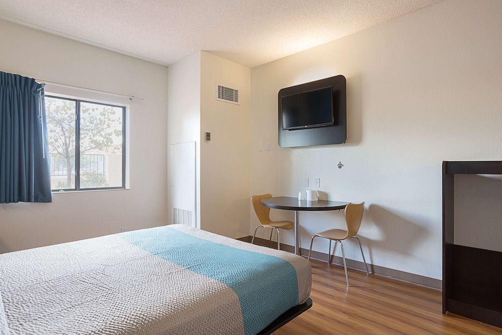 Motel 6 Page, AZ Room, 1 Queen Bed, Non Smoking 4
