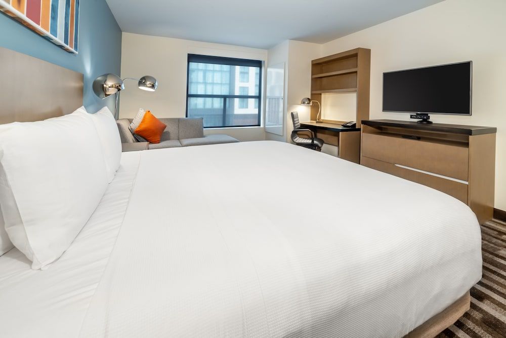 Room, 1 King Bed (Den)