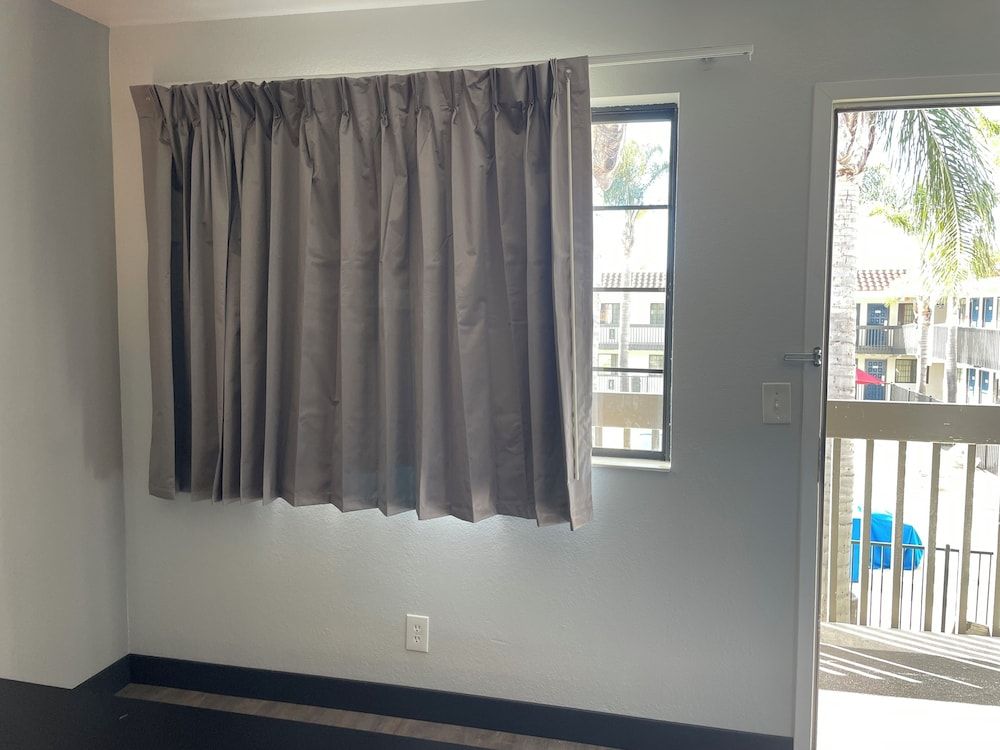 Motel 6 Lompoc, CA Standard Room, 1 Queen Bed, Non Smoking 9