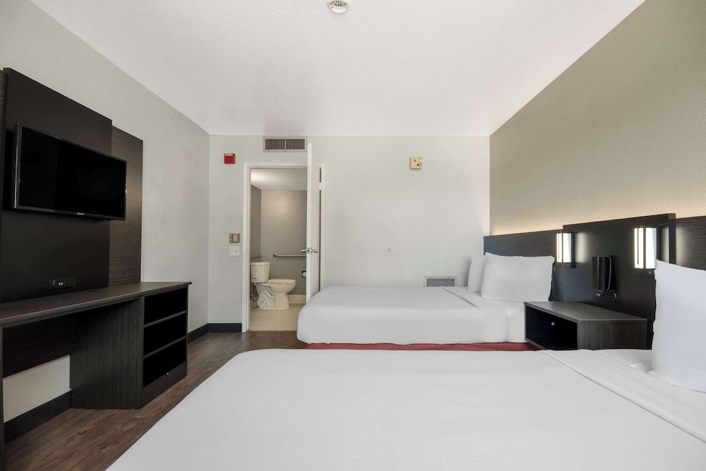 Motel 6 Lompoc, CA Standard Room, 2 Queen Beds, Accessible, Non Smoking 4