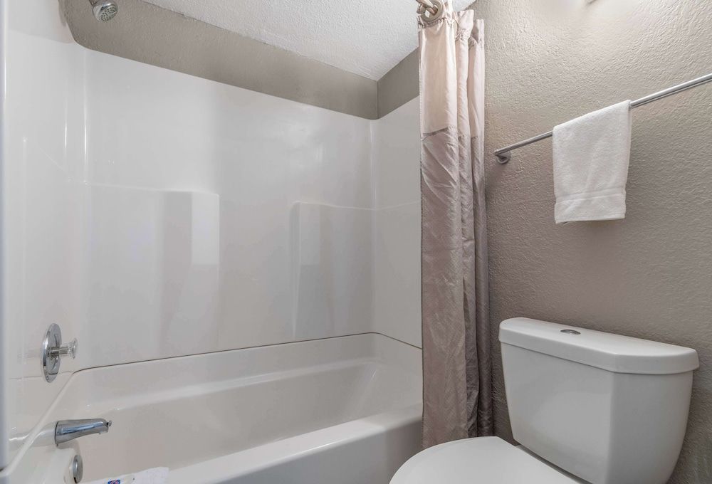 Motel 6 Lompoc, CA Standard Room, 1 Queen Bed, Non Smoking 7