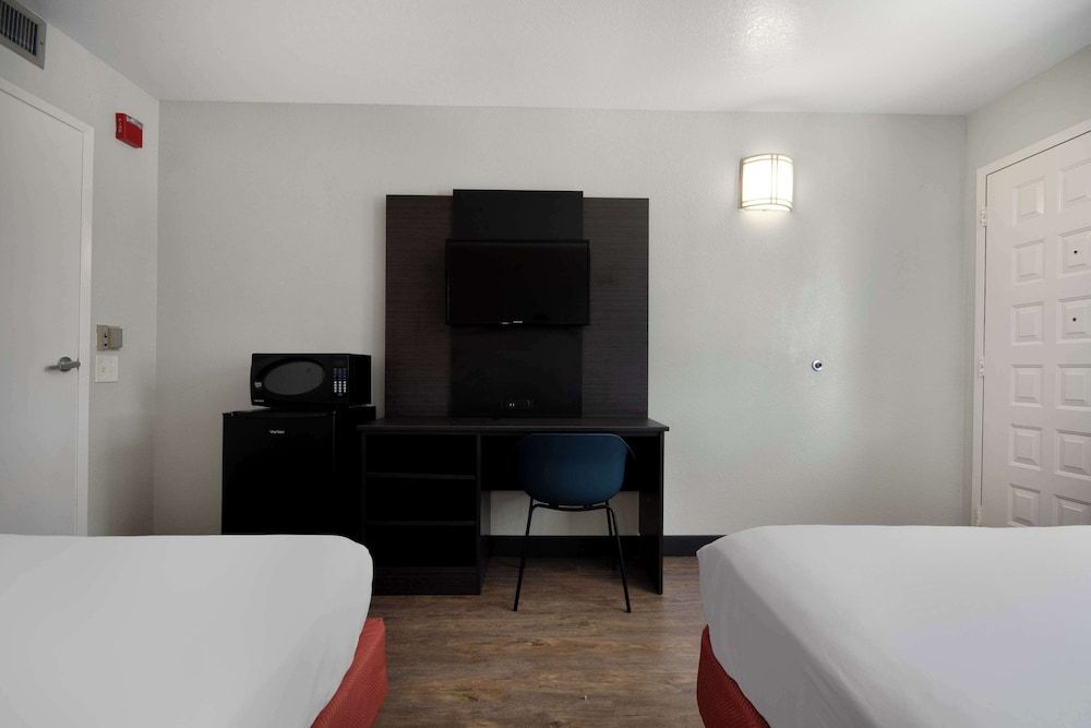 Motel 6 Lompoc, CA Standard Room, 2 Queen Beds, Accessible, Non Smoking 9