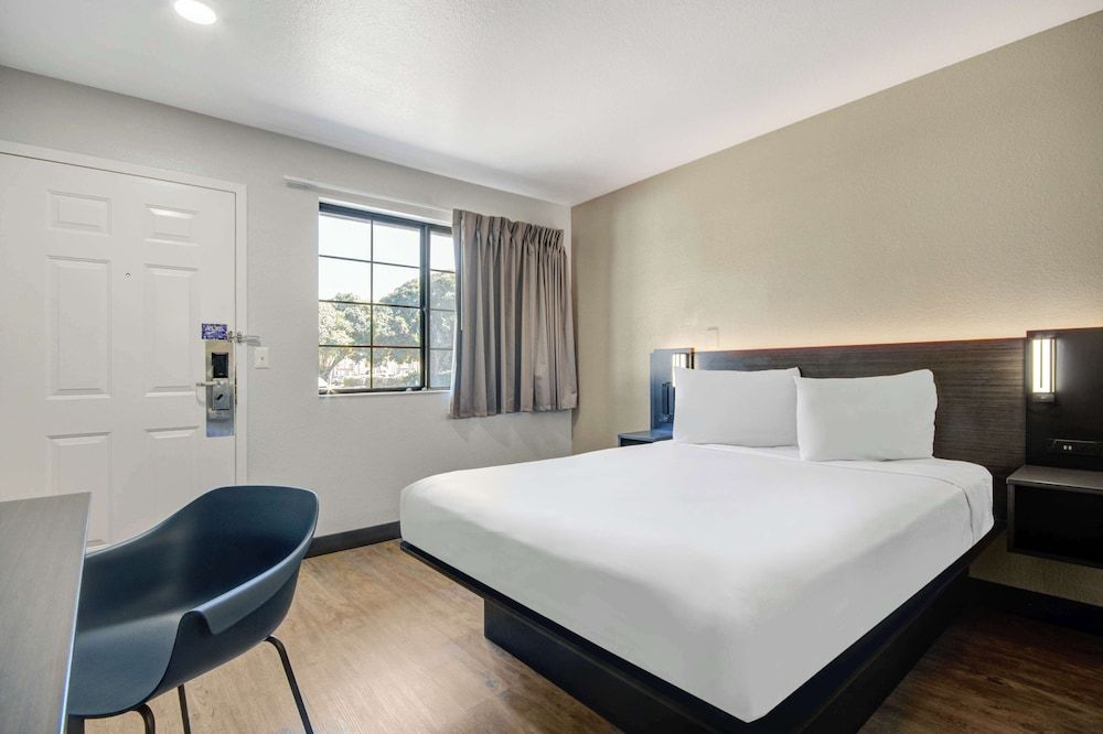 Motel 6 Lompoc, CA Standard Room, 1 Queen Bed, Non Smoking 2