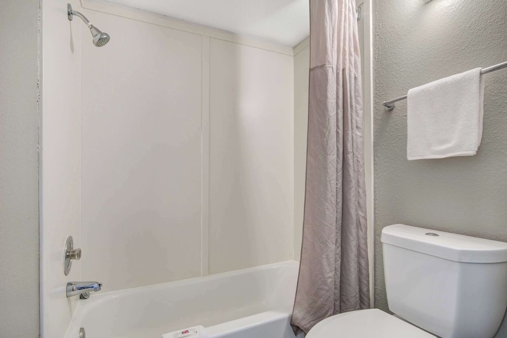 Motel 6 Lompoc, CA Standard Room, 1 Queen Bed, Non Smoking 4