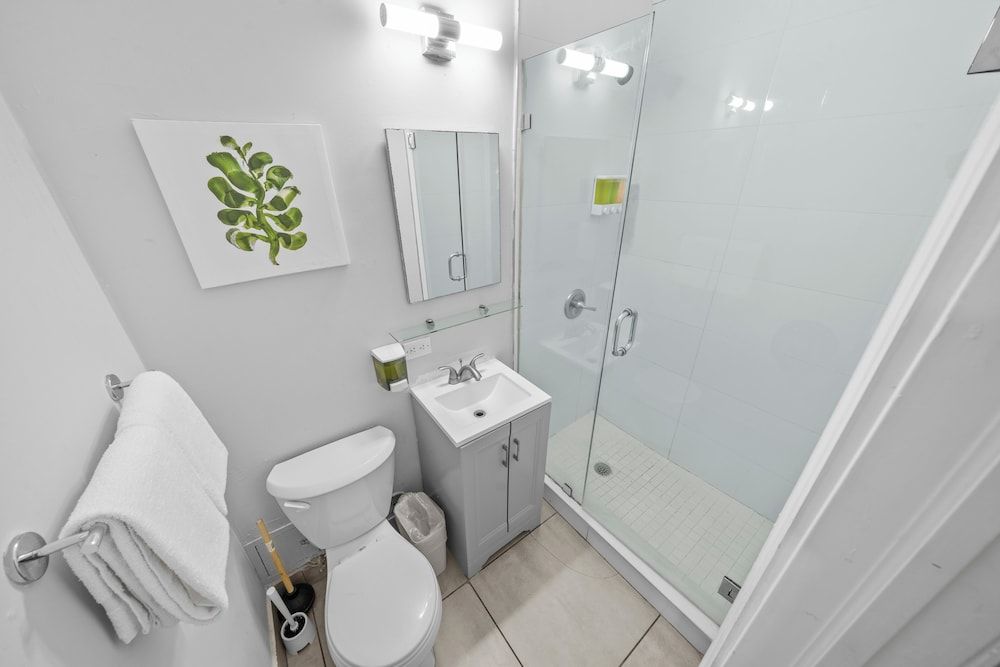 Miami International by Lowkl Standard Queen Studio 3