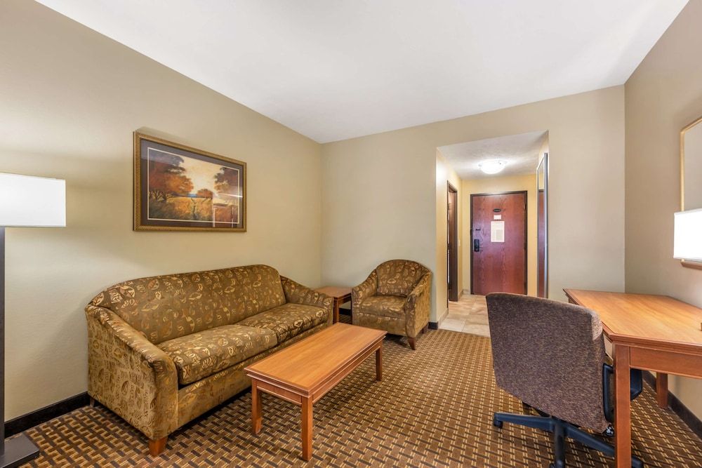 Best Western Plus Grand Island Inn & Suites Suite, 2 Queen Beds, Accessible, Bathtub (with Sofabed) 4