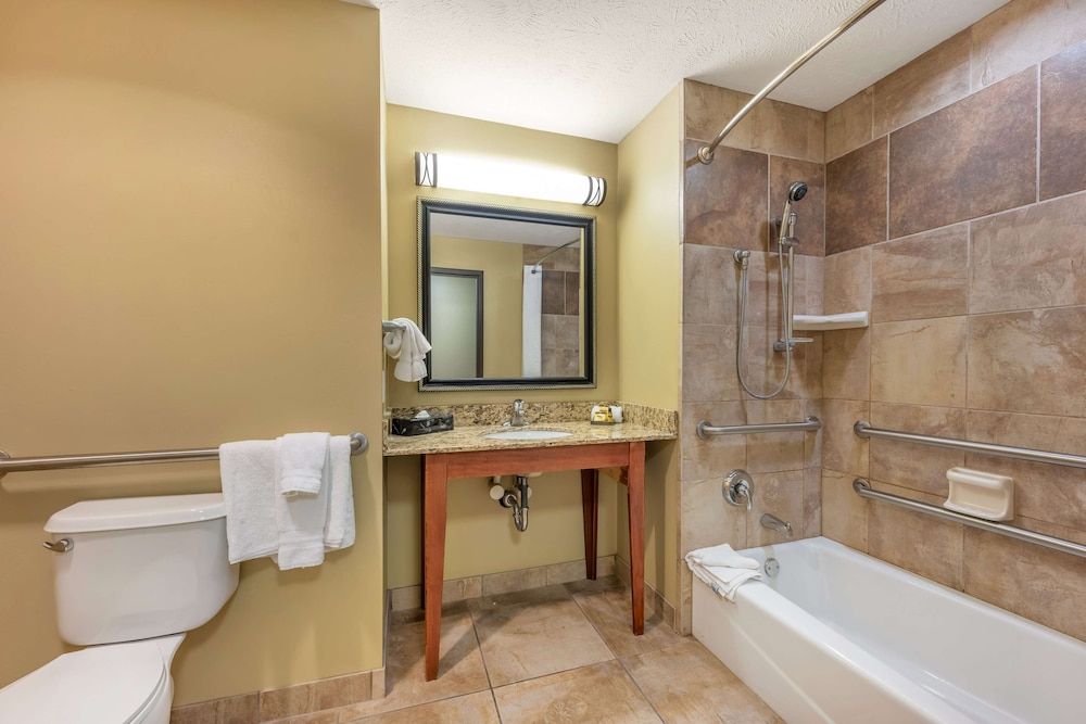 Best Western Plus Grand Island Inn & Suites Suite, 1 King Bed, Accessible, Bathtub (with Sofabed) 3