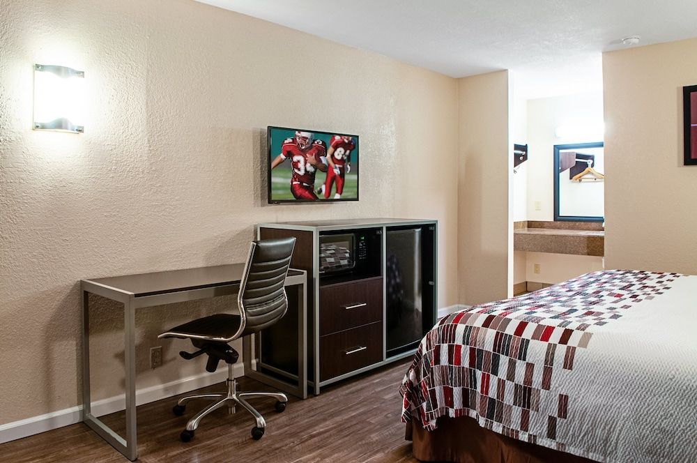 Red Roof Inn Slidell Deluxe Room, 1 King Bed, Non Smoking 7