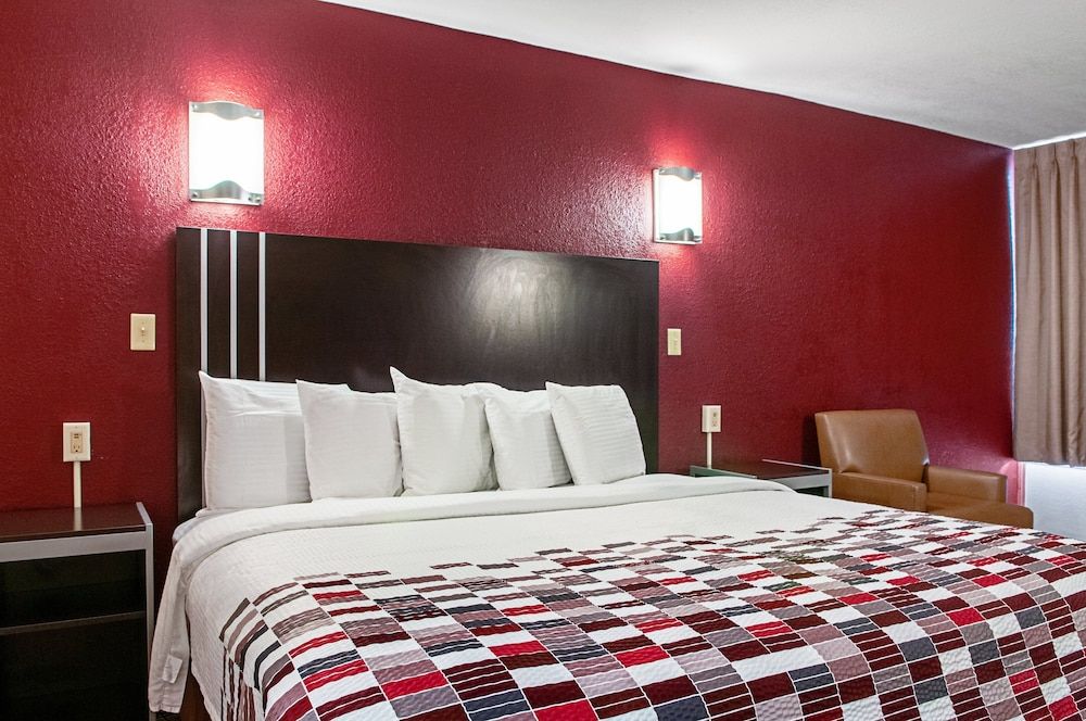 Red Roof Inn Slidell Deluxe Room, 1 King Bed, Non Smoking 3