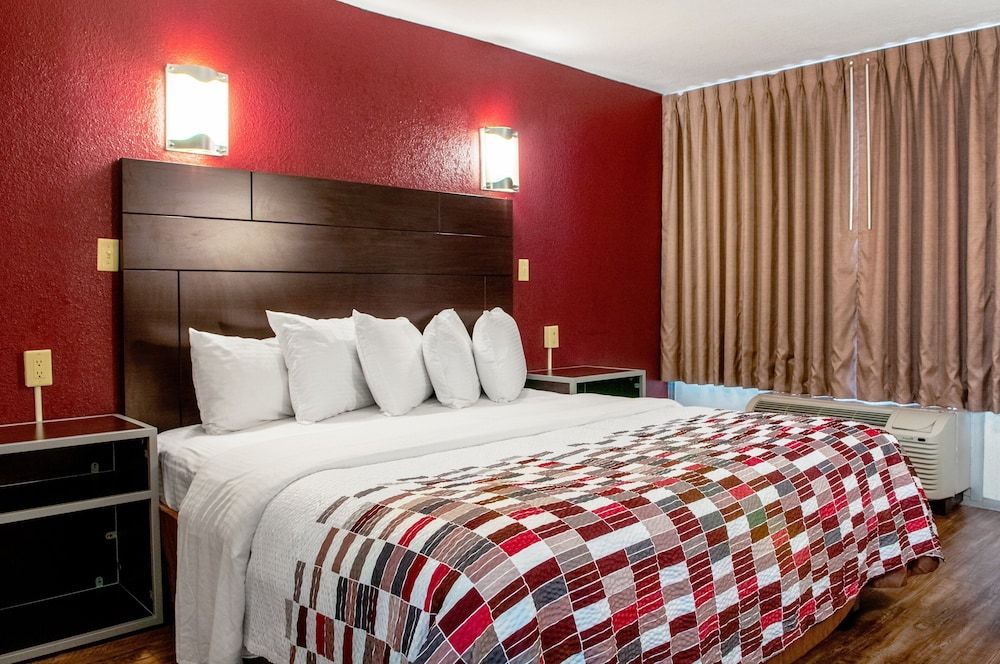 Red Roof Inn Slidell Deluxe Room, 1 King Bed, Non Smoking 2
