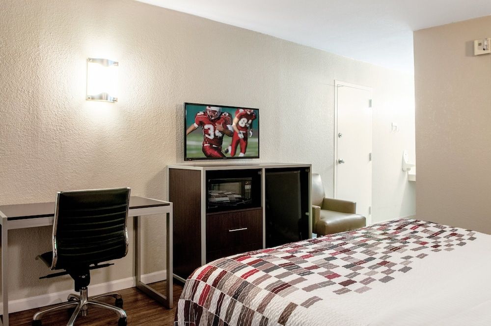Red Roof Inn Slidell Deluxe Room, 1 King Bed, Non Smoking 5