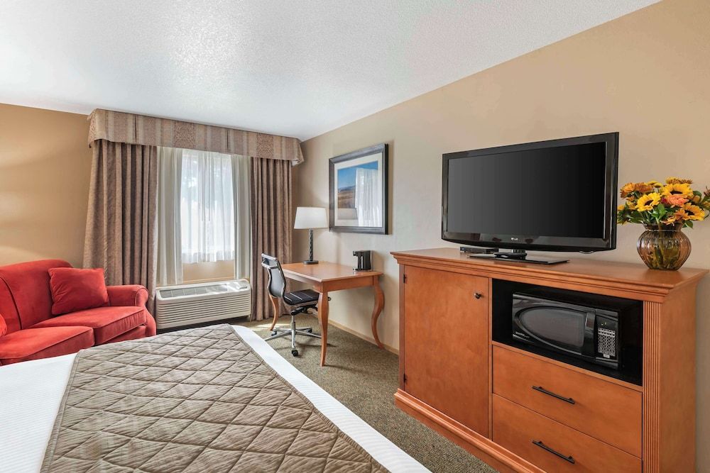 Best Western Rory & Ryan Inns Standard Room, 1 King Bed, Accessible, Non Smoking (Walk-in Shower) 4