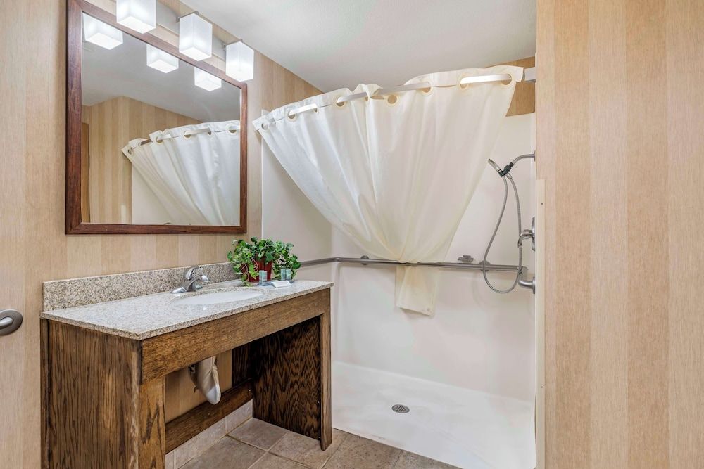 Best Western Rory & Ryan Inns Standard Room, 1 King Bed, Accessible, Non Smoking (Walk-in Shower) 3