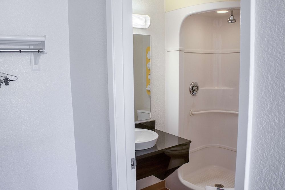 Motel 6 Ukiah, CA Standard Room, 1 Queen Bed, Non Smoking 5