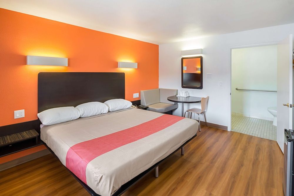 Standard Room, 1 King Bed, Smoking