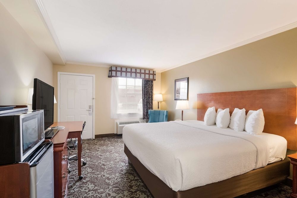 Best Western Conway Standard Room, 1 King Bed, Smoking, Refrigerator & Microwave