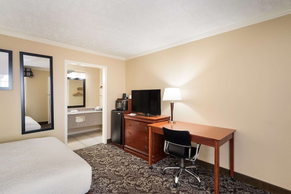 Best Western Conway Standard Room, 1 Queen Bed, Non Smoking, Refrigerator & Microwave 4