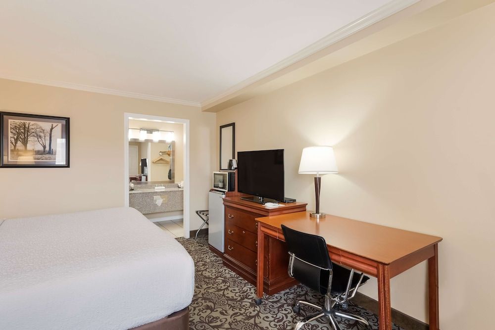 Best Western Conway Standard Room, 1 King Bed, Smoking, Refrigerator & Microwave 2