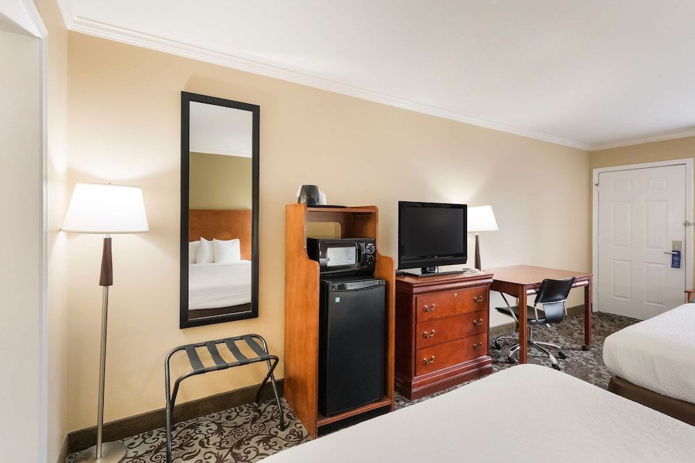 Best Western Conway Standard Room, 2 Queen Beds, Smoking, Refrigerator & Microwave 4
