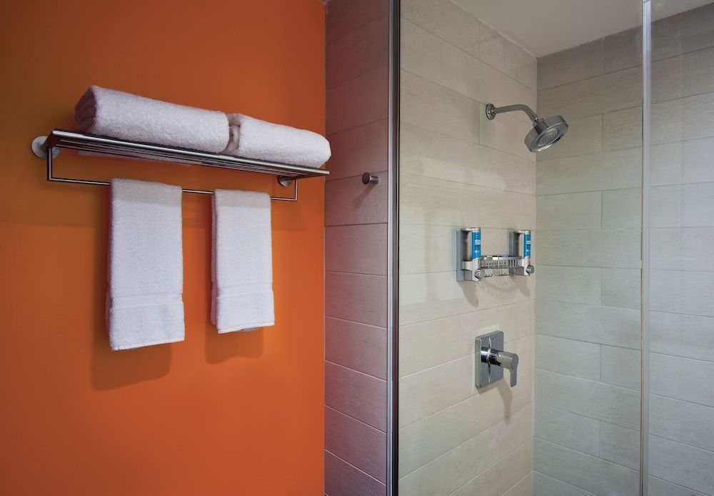 Aloft Beachwood Room, 1 King Bed 5