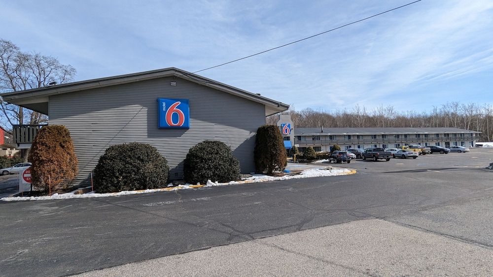Motel 6 Leominster, MA Standard Room, 1 Queen Bed, Non Smoking 5