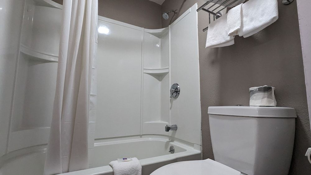 Motel 6 Leominster, MA Standard Room, 1 Queen Bed, Non Smoking 4