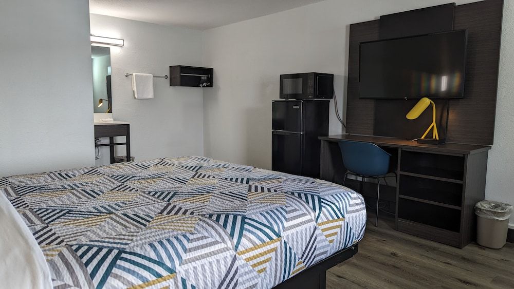 Motel 6 Leominster, MA Standard Room, 1 Queen Bed, Non Smoking 2